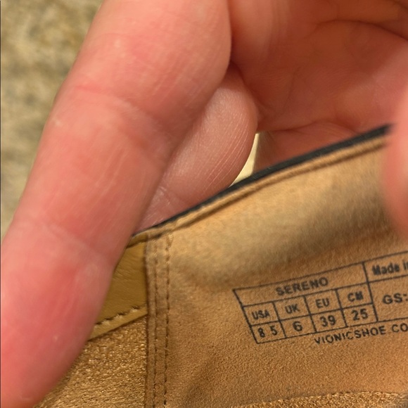 Vionic Sereno (Mismatch size sz 8.5 & 9) - Picture 7 of 7